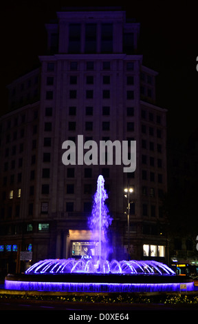 Phosphoreszierende Brunnen im Passeig de Gràcia, Barcelona. Zara Shop hinter Brunnen. Stockfoto