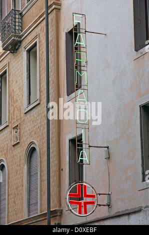 groß geschriebene Neonlicht Apotheke angegriffen über eine Mauer eines Hauses Stockfoto