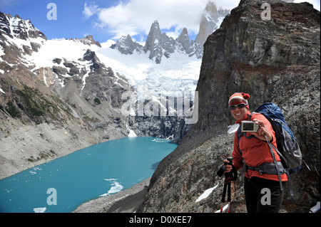 Frau nimmt ihr Bild vor Laguna Sucia im Nationalpark Los Glaciares, El Chalten, Argentinien Stockfoto