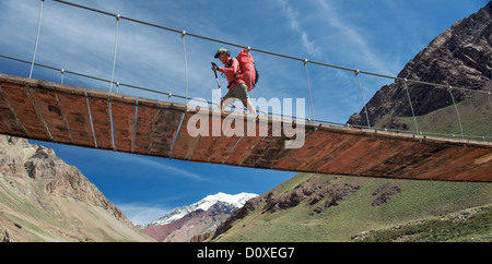 Frau überquert die Brücke über den Río Horcones, Aconcagua in den Anden, Provinz Mendoza, Argentinien Stockfoto