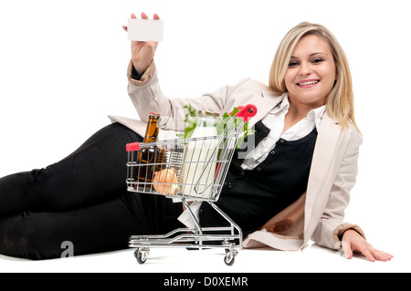 Frau mit Warenkorb und Kreditkarte isoliert in weiß Stockfoto