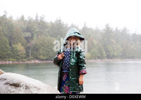 Mädchen im Regen an der Acadia Nationalpark, Maine, USA Stockfoto