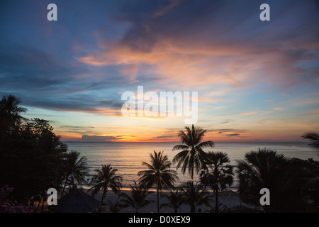 Sonnenuntergang am Pansea Beach, in der Nähe von Surin Beach, Phuket, Thailand Stockfoto