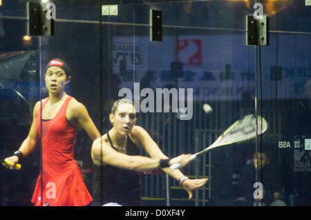 Frauen-Finale von Cathay Pacific Sun Hung Kai finanzielle Hong Kong Squash Open 2012. Nicol David gegen Camille Serme. Stockfoto