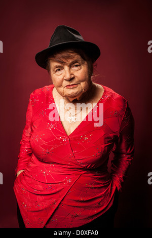 Portrait einer älteren Frau trägt ein fedora Stockfoto