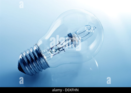 Energiesparlampe auf dem blauen Hintergrund. Stockfoto