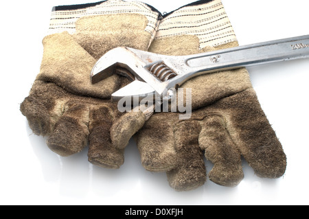 Schmutzige Lederhandschuhe und Schraubenschlüssel Stockfoto