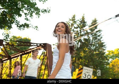 Teenager-Mädchen auf der Brücke mit Freunden Stockfoto