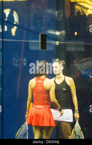 Frauen-Finale von Cathay Pacific Sun Hung Kai finanzielle Hong Kong Squash Open 2012. Nicol David gegen Camille Serme. Stockfoto