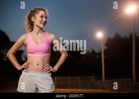 Mädchen tragen rosa kurzes Oberteil mit Händen auf den Hüften Stockfoto