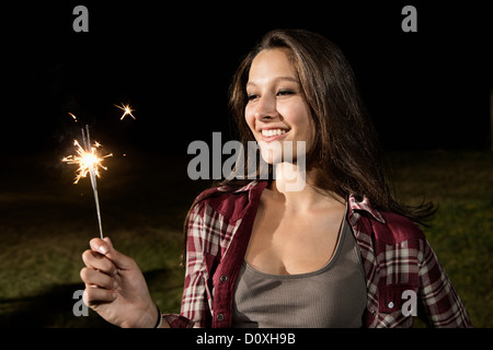 Mädchen halten Wunderkerze Stockfoto