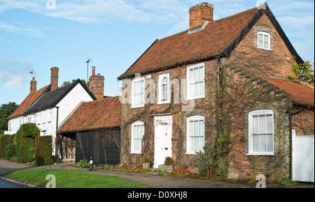 Ein Efeu bedeckt Cottage und traditionelle hölzerne Scheune in Debenham in Suffolk gefunden. Altes Land Architektur veranschaulicht. Stockfoto