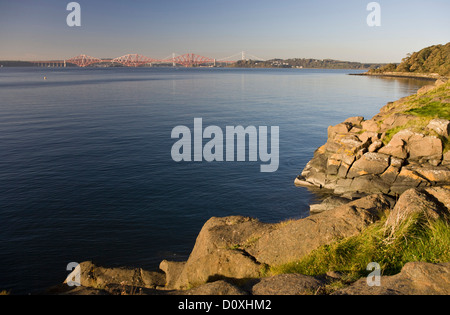 Ansicht von Downing Punkt Dalgety Bay der Forth-Brücken. Stockfoto
