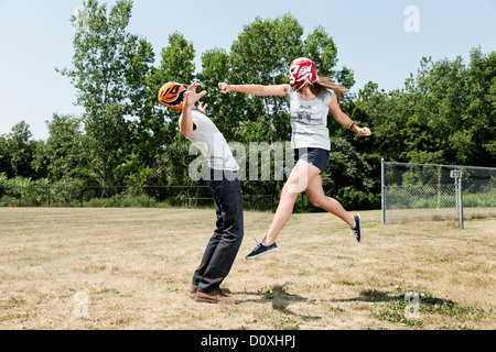 Paar tragende Wrestling Masken spielen kämpfen Stockfoto