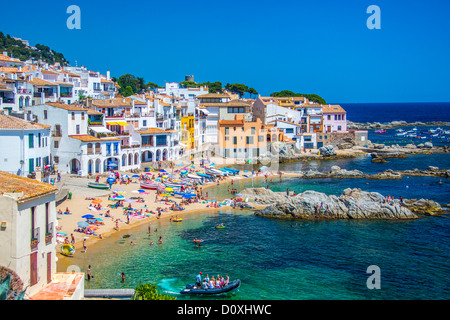 Spanien Europa Katalonien Girona Provinz Costa Brava Küste Calella de Palafruguell Stadt Strandküste blauen Boote calella Stockfoto