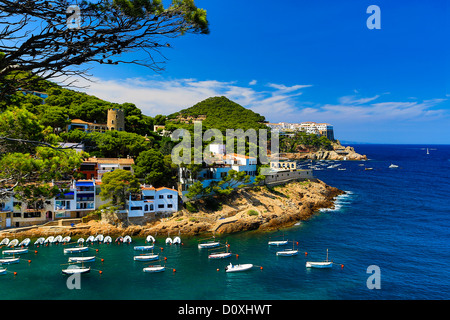 Spanien, Europa, Katalonien, Provinz Girona, Küste der Costa Brava, Begur, Sa Tuna Strand, Strand, Begur, blau, Boote, Steilküste, Küste, Cos Stockfoto