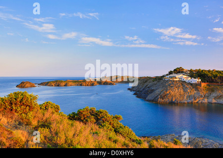 Spanien, Europa, Katalonien, Provinz Girona, Costa Brava Küste, Cadaques, Stadt, Port Lligat Bay, Dali, Bucht, blau, Felsen, Küste, Co Stockfoto