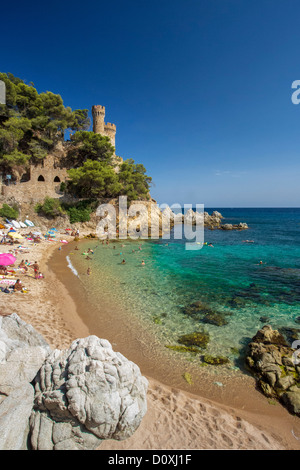 Spanien, Europa, Katalonien, Küste der Costa Brava, Lloret de Mar, Stadt, Strand, Strand, blau, Burg, Felsen, Küste, bunte, Costa, Co Stockfoto