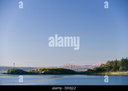 Ansicht von Downing Punkt Dalgety Bay, mit den Forth Bridges im Hintergrund. Stockfoto