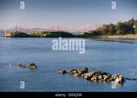 Ansicht von Downing Punkt Dalgety Bay, mit den Forth Bridges im Hintergrund. Stockfoto