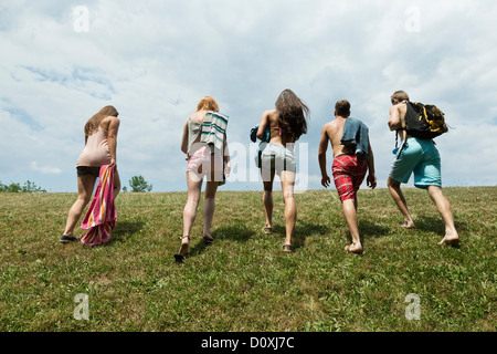 Fünf Freunde, die zu Fuß in Feld, Rückansicht Stockfoto