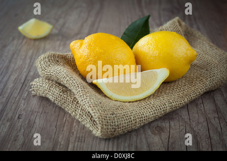 Frische gelbe Zitronen auf einem hölzernen Hintergrund Stockfoto
