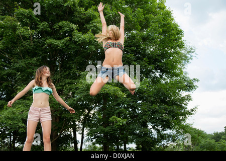 Zwei Mädchen auf Trampolin Stockfoto