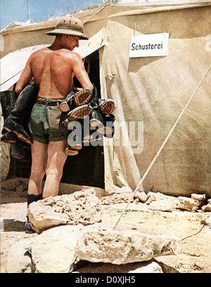 Deutsche Afrika-Korps, s Soldat, Schuh, Reparatur, Zelt, Rommel, Zweiter Weltkrieg, Nord-Afrika, 1942, Wüste Stockfoto