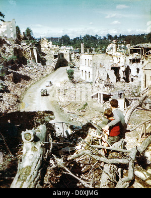 Betrieb, Overlord, Normandie, zwei, amerikanisch, Soldaten, Jeeps, Ruinen, Zweiter Weltkrieg, Departement Manche, Frankreich, 1944, Stadt, Familienbesuch Stockfoto