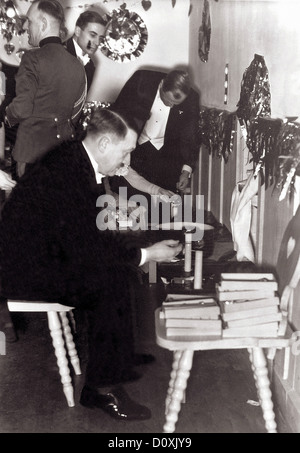 Adolf Hitler, Eva Braun, Silvester Party, Berghof, Gießen Blei, Berchtesgaden, Deutschland, 1938, Stockfoto