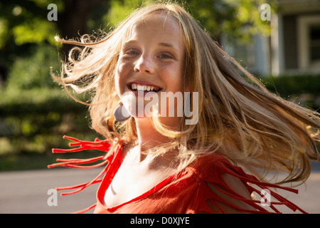Porträt von blonden Mädchen Blick auf die Kamera zu Lächeln hautnah Stockfoto