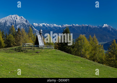 Österreich, Europa, Tirol, Tirol, Mieming, Kette, plateau, Obsteig, Simmering, Simmeringalm, Alp, Kapelle, Lärchen, Wiese, Berg Stockfoto