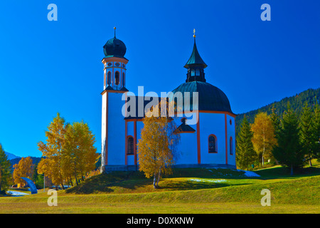 Österreich, Europa, Tirol, Tirol, Seefeld, Seekirchl, Kirche, Kapelle, Birken, Himmel, blau, gelb, Wiese, Reisen, Religion, Seef Stockfoto