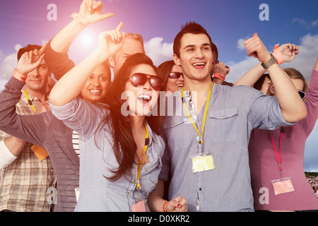 Menschen jubeln auf einem Musikfestival Stockfoto
