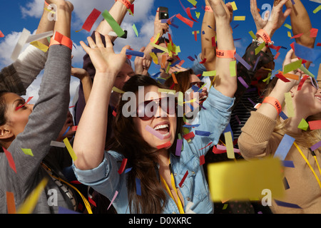 Menschen jubeln auf einem Musikfestival Stockfoto