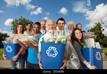 Gruppe von Personen mit recycling in Behältern Stockfoto