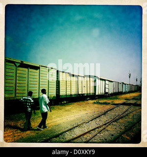 Zwei Personen in der Nähe von einem alten Zug In Dire Dawa-Station, Äthiopien Stockfoto