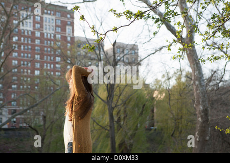 Junge Frau im park Stockfoto