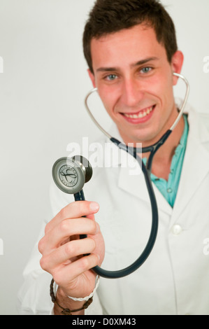 Porträt des jungen Arzt mit einem Stethoskop. Stockfoto