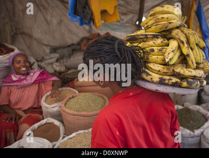 Frau-Anbietern auf dem Markt, Dire Dawa, Äthiopien Stockfoto