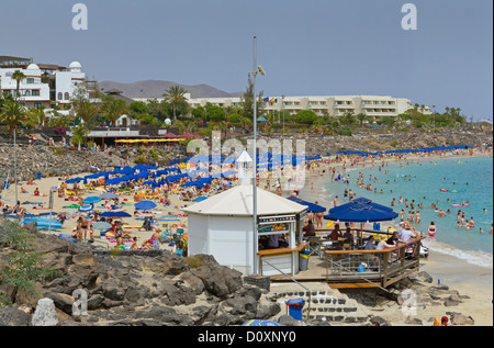 Spanien, Lanzarote, Playa Blanca, Playa Dorada, Landschaft, Wasser, Sommer, Strand, Meer, Menschen, Kanarische Inseln, Stockfoto