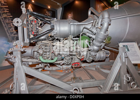 SAMARA, Russland - 24.März: Raketentriebwerk NK-33 auf dem Display an der Luft-und Raumfahrt-Museum am 24. März 2012 in Samara, Russland. Stockfoto