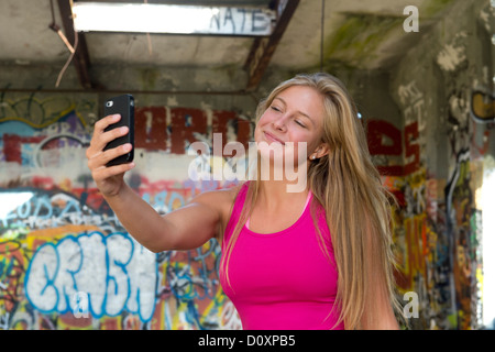 Teenager-Mädchen, ein Bild von sich selbst auf smartphone Stockfoto