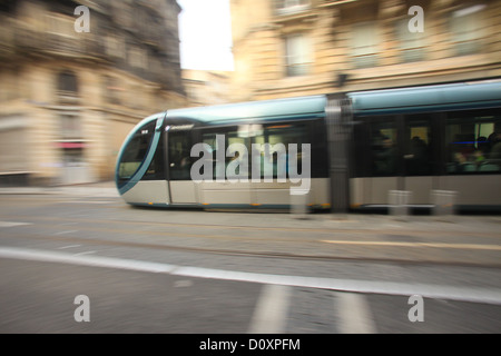 Straßenbahn in Bewegungsunschärfe in Bordeaux, Frankreich Stockfoto