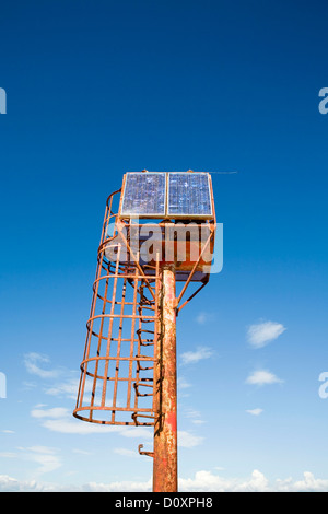 Solar Powered beacon, Eingang zum Hafen Stockfoto