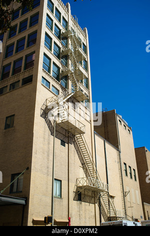 Feuerleiter Treppen auf älteren Gebäude in der Innenstadt von San Antonio Stockfoto