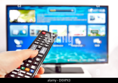 Smart-tv und Fernbedienung drücken der hand Stockfoto