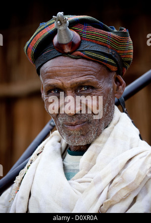Porträt von einem lächelnden Borana Stamm Chief tragen die Kalasha auf seiner Stirn, Yabello, Omo-Tal, Äthiopien Stockfoto