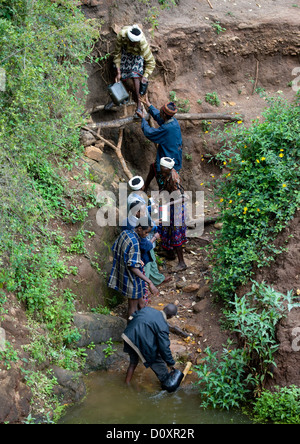 Gruppe der Leute, die Wasser aus den singenden Brunnen In Yabello, Yabello, Borana Stamm Bereich, Omo-Tal, Äthiopien Stockfoto