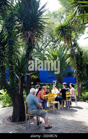 Museo Frida Kahlo Gärten mit Sitzgelegenheiten in Coyoacan in Mexiko-Stadt DF Stockfoto